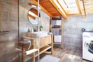 Douche, sèche-cheveux, serviettes fournies
