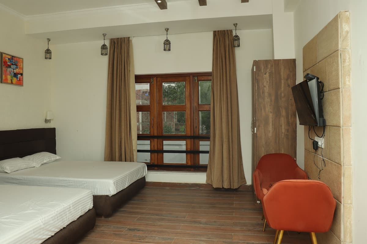 Premium Double or Twin Room | Premium bedding, memory foam beds, laptop workspace, soundproofing
