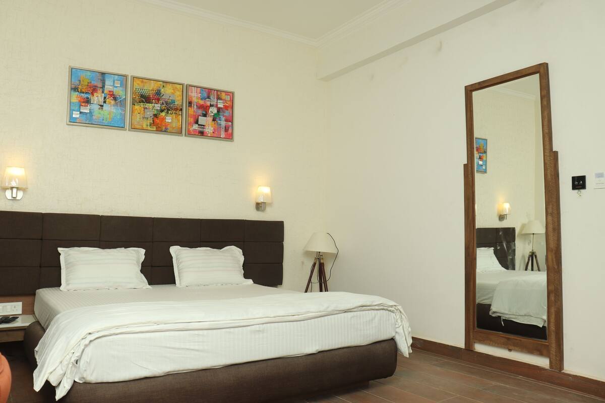 Royal Room | Premium bedding, memory foam beds, laptop workspace, soundproofing
