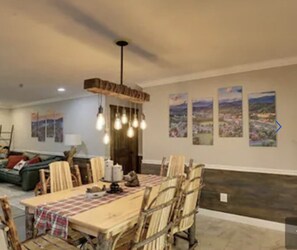 Dining - Dollywood Fireworks View!! Private Pool Spa Gym Sauna Arcade walk to Dollywood (Pigeon Forge)