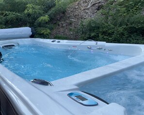 Outdoor spa tub - Dollywood Fireworks View!! Private Pool Spa Gym Sauna Arcade walk to Dollywood (Pigeon Forge)