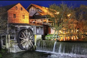 Exterior - Dollywood Fireworks View!! Private Pool Spa Gym Sauna Arcade walk to Dollywood (Pigeon Forge)