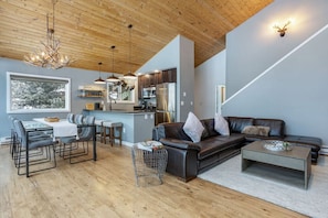 Smart TV, fireplace, stereo