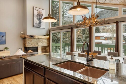 Ideally Located - Fantastic A Frame in EagleVail!