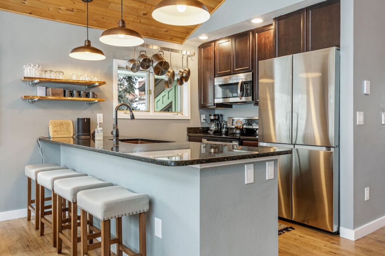 Refrigerador, microondas, horno y parrilla de estufa 