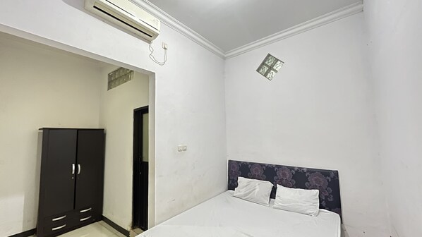 Standard Double Room | Desk, laptop workspace, free WiFi, bed sheets - Hotel O Kost Biru (Makassar)