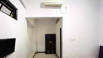 Standaard tweepersoonskamer | Een bureau, een laptopwerkplek, gratis wifi, beddengoed