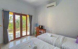 Desk, soundproofing, free WiFi, bed sheets - Salang Guest House (Penida Island)