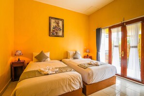 Habitación básica con 2 camas individuales | Escritorio, insonorización, wifi gratis y ropa de cama 