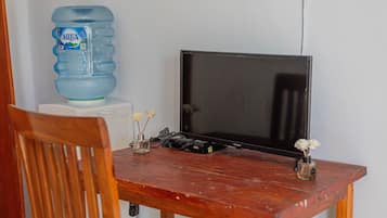 Desk, soundproofing, free WiFi, bed sheets