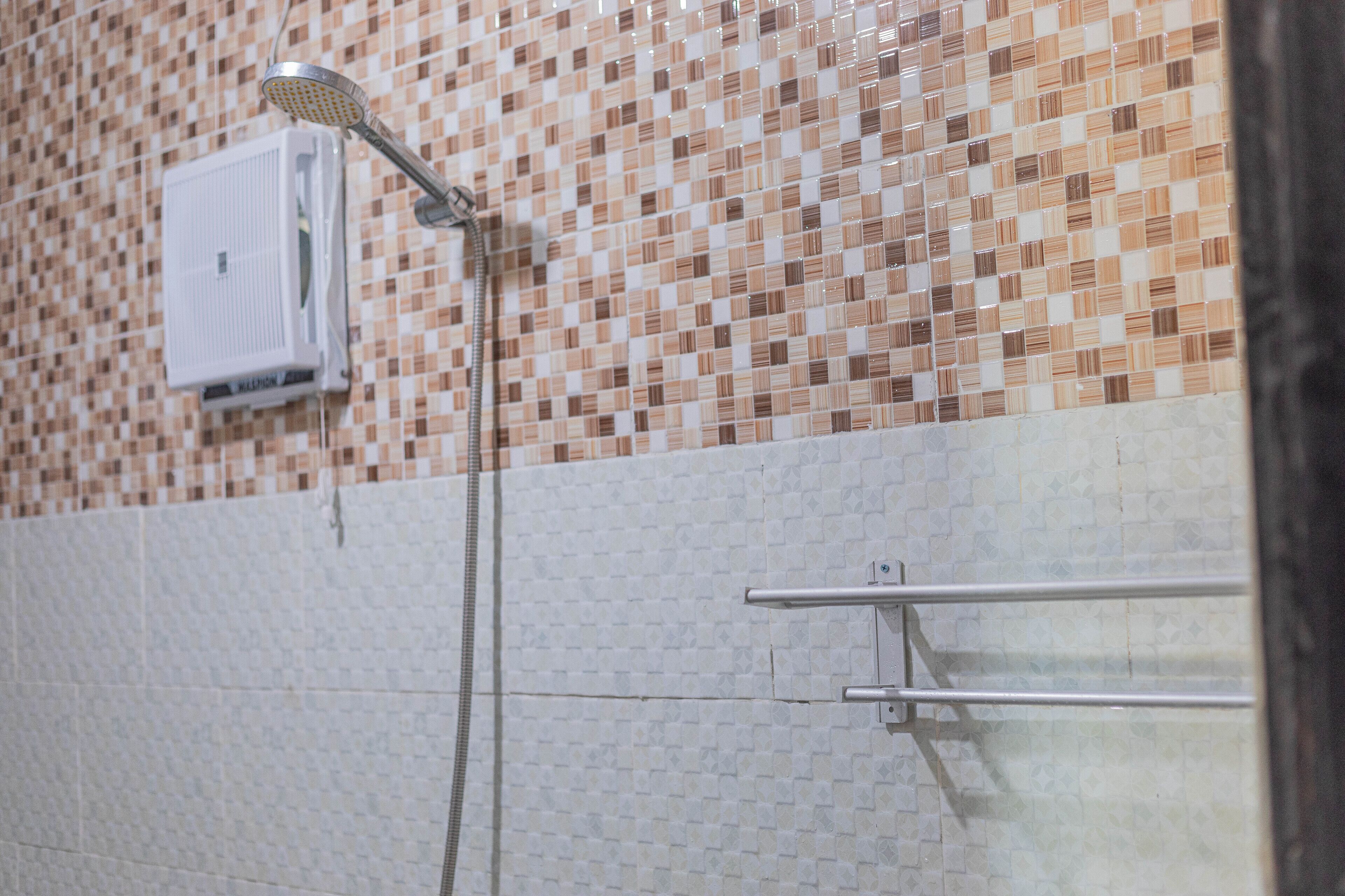 Shower, free toiletries, bidet, towels
