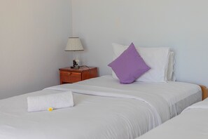 Desk, soundproofing, free WiFi, bed sheets - Salang Guest House (Penida Island)