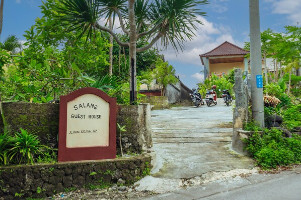 Vista frontal de la propiedad