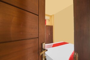 Standard Double Room | Bed sheets - Hotel O Priska Kost Dan Homestay (Manado)