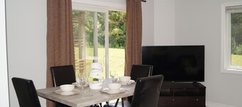 Cheerful 2 Bdrm house, free Netflix, free parking for 2 cars