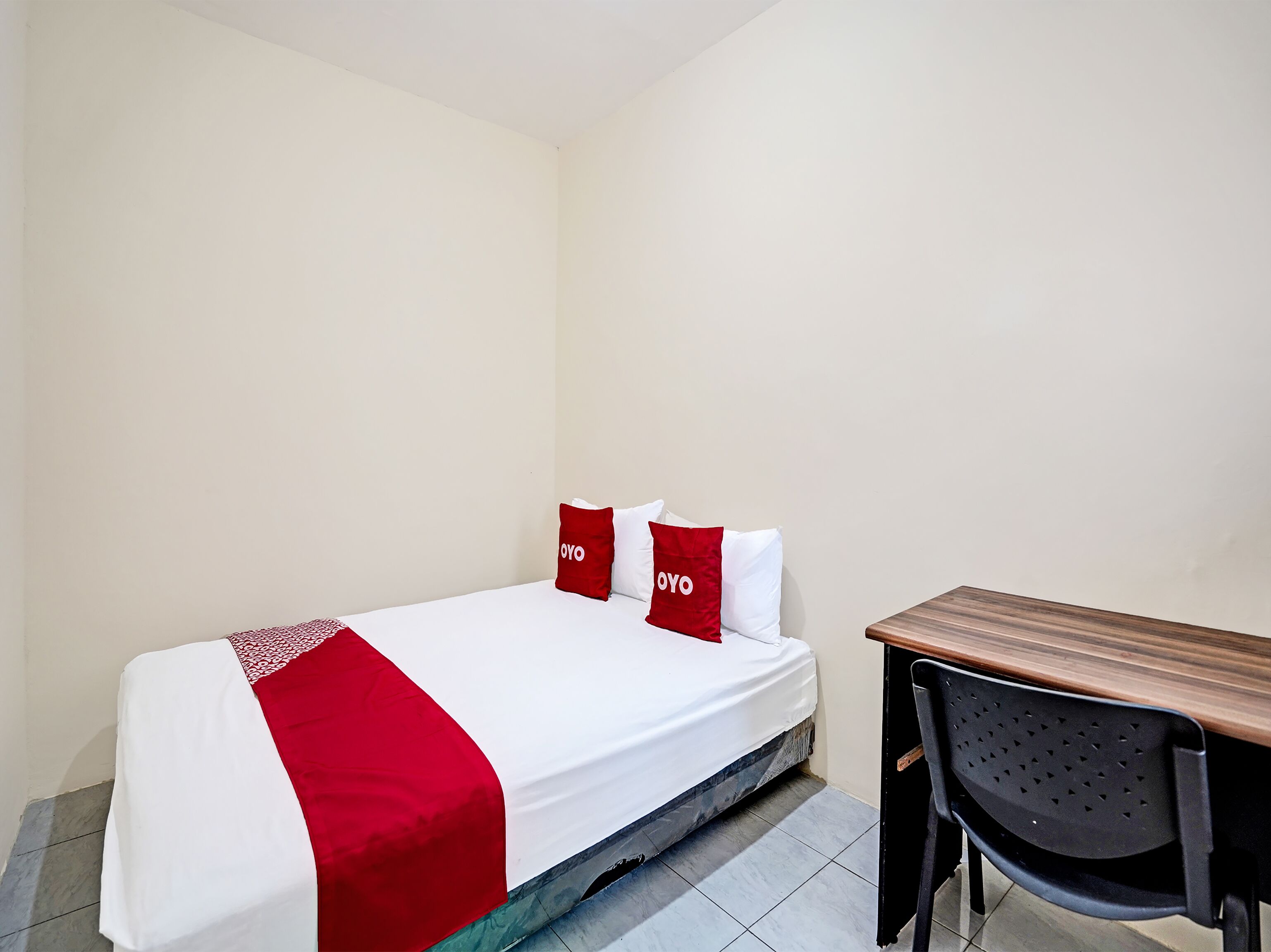 Desk, free WiFi, bed sheets