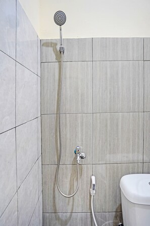Habitación doble estándar | Baño | Regadera, regadera tipo lluvia, toallas, papel de baño 