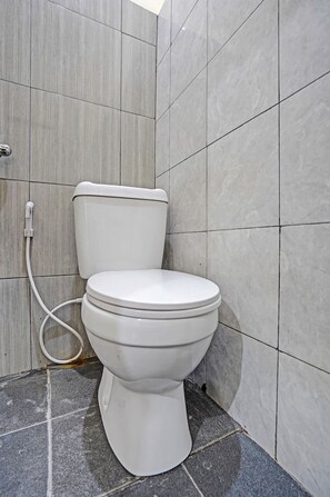 Standard Double Room | Bathroom | Shower, rainfall showerhead, towels, toilet paper - Hotel O Wonoayu Residence Syariah (Sidoarjo)