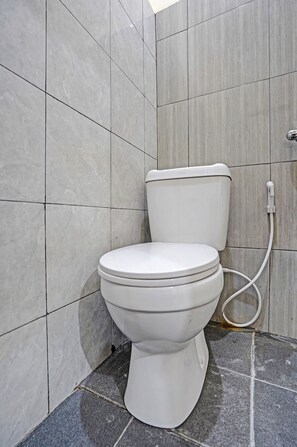 Standard-Doppelzimmer | Badezimmer | Dusche, Regendusche, Handtücher, Toilettenpapier