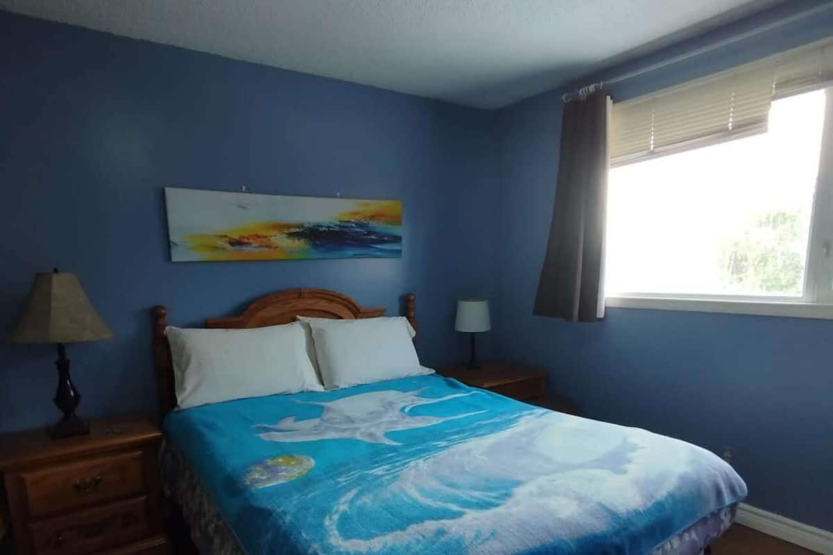 Habitación triple | Escritorio, espacio para trabajar con laptop y cortinas blackout