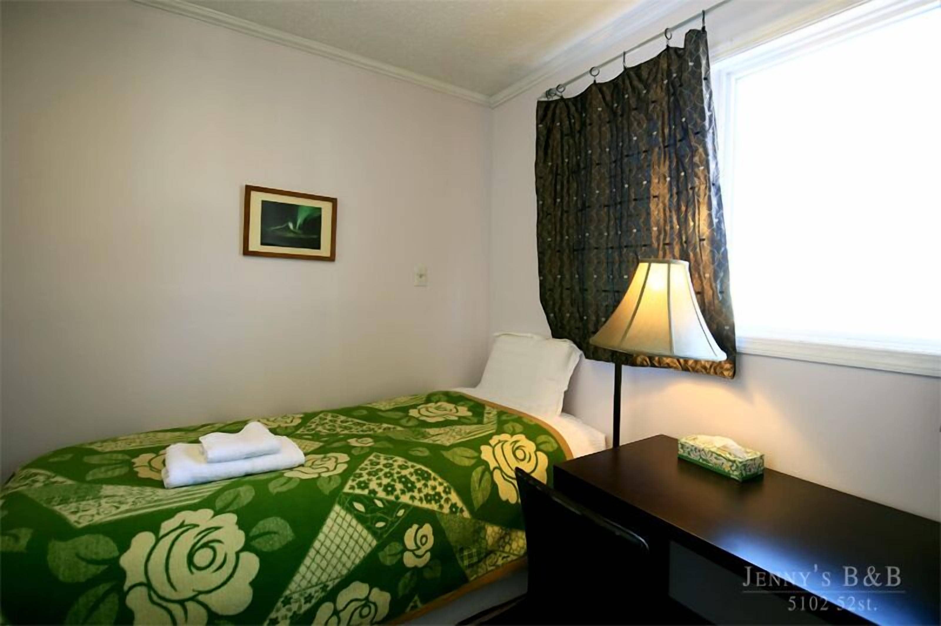 办公桌、笔记本电脑工作区、遮光窗帘、熨斗/熨板