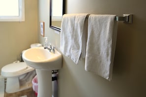 Free toiletries, hair dryer, towels - Jenny's Guest House (Yellowknife)