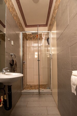 Dusche, Haartrockner, Handtücher