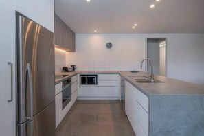 Kühlschrank, Wasserkocher, Toaster, Kochgeschirr/Geschirr/Besteck