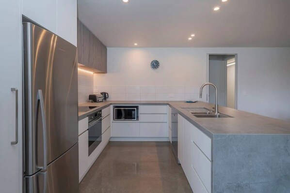Kühlschrank, Wasserkocher, Toaster, Kochgeschirr/Geschirr/Besteck