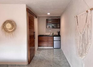 Kühlschrank, Mikrowelle, Herdplatte, Wasserkocher mit Kaffee-/Teezubehör