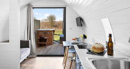 Honeycrisp, Apple Tree Glamping - a chalet that sleeps 2 guests in 1 bedroom