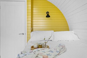 1 bedroom, internet, bed sheets - Honeycrisp Glamping Pod- Free Wi-F, Hot Tub (Wells)