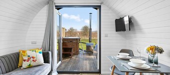 A chalet that sleeps 2 guests  in 1 bedroom