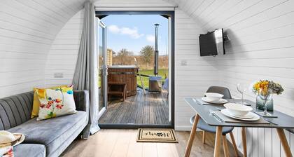 A chalet that sleeps 2 guests in 1 bedroom