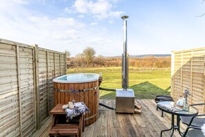 Outdoor spa tub - Morgan Sweet Glamping Pod - Free Wi-Fi (Wells)
