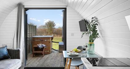 Morgan Sweet, Apple Tree Glamping - a chalet that sleeps 2 guests in 1 bedroom