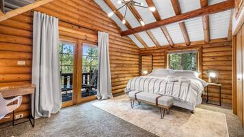 4 bedrooms, desk, iron/ironing board, WiFi (free)