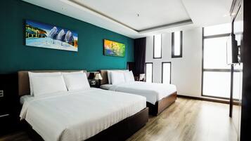 Habitación cuádruple ejecutiva (Family Suite Room) | Minibar, caja fuerte, escritorio y espacio para trabajar con un portátil