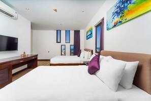 Kamar Keluarga, 2 Tempat Tidur Double, pemandangan kota (Deluxe Family Room) | Minibar, brankas, meja kerja, dan ruang kerja ramah laptop