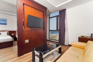Executive fyrbäddsrum (Family Suite Room) | Vardagsrum | 32-tums platt-tv med kabelkanaler och tv
