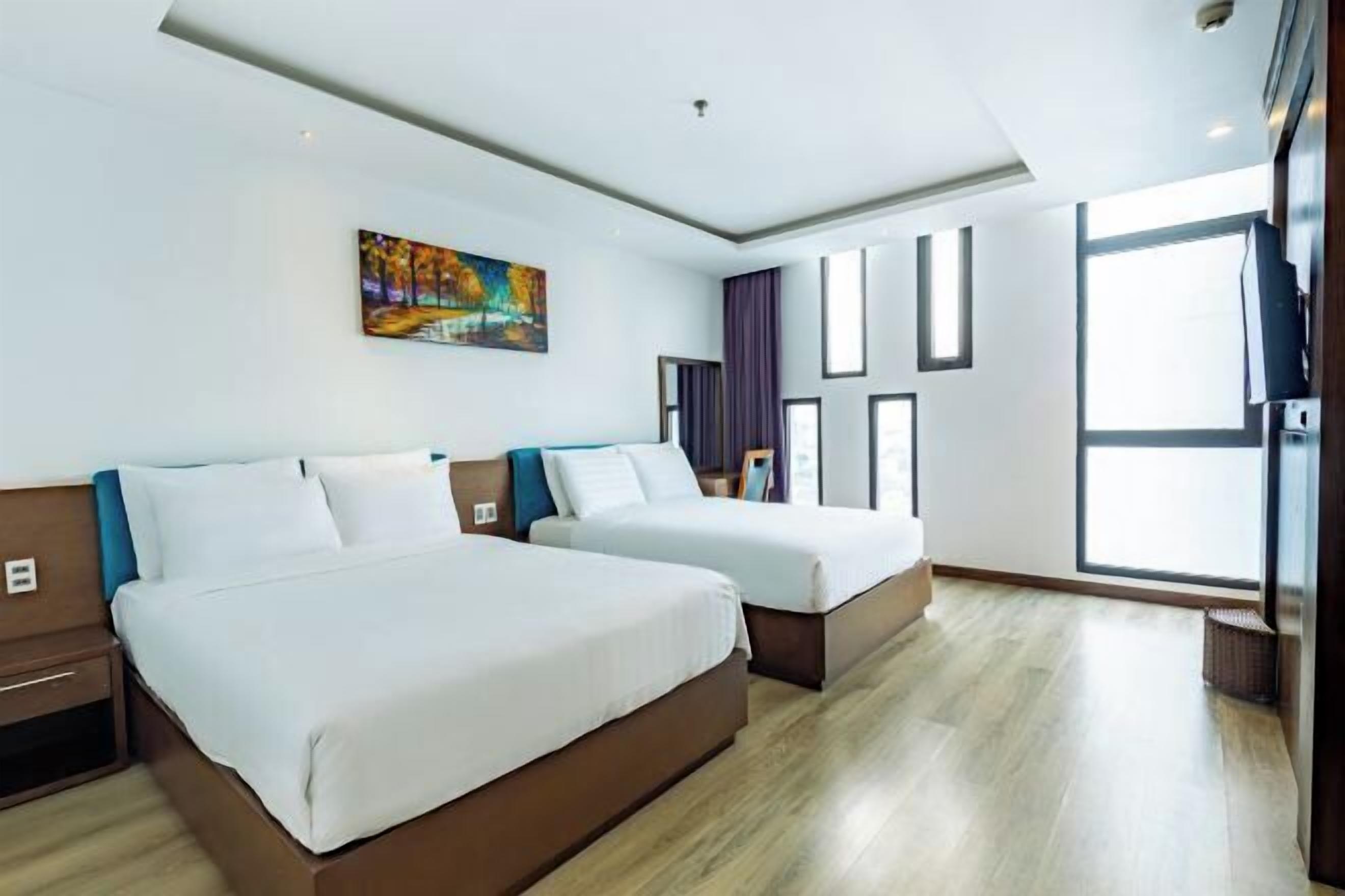 Minibar, Zimmersafe, Schreibtisch, laptopgeeigneter Arbeitsplatz