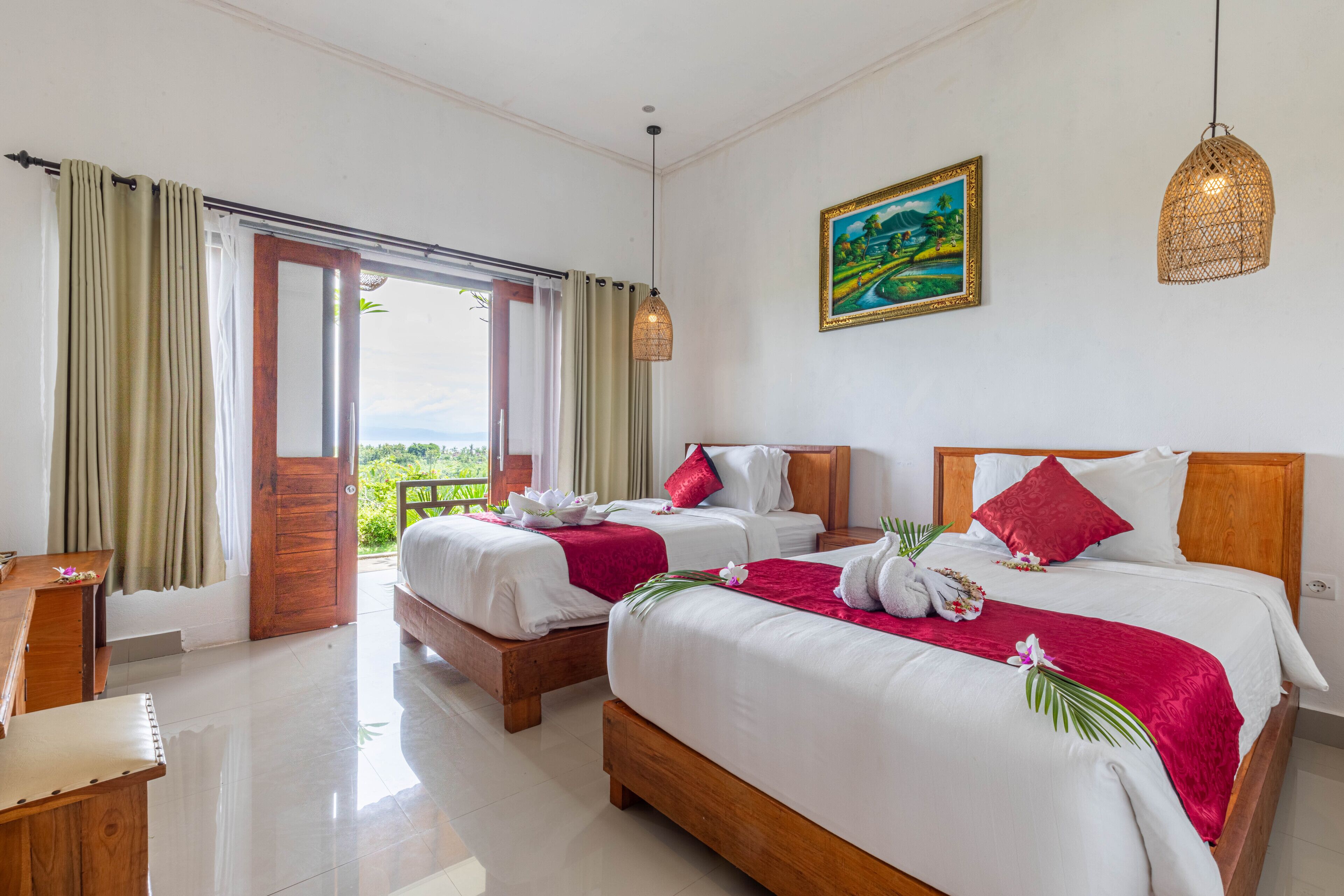 Quarto de hotel com duas camas, uma escrivaninha de madeira e vista para o verde.