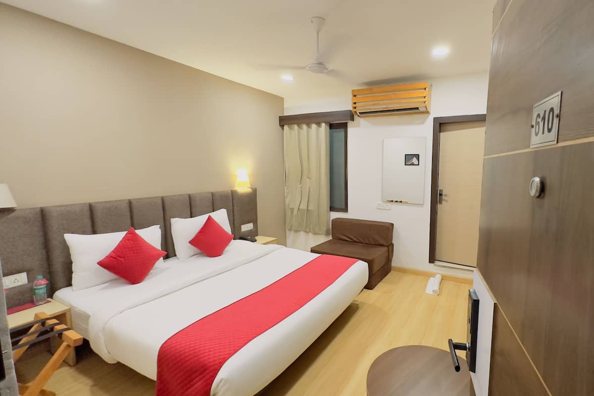 Executive Room | Desk, laptop workspace, blackout drapes, soundproofing
