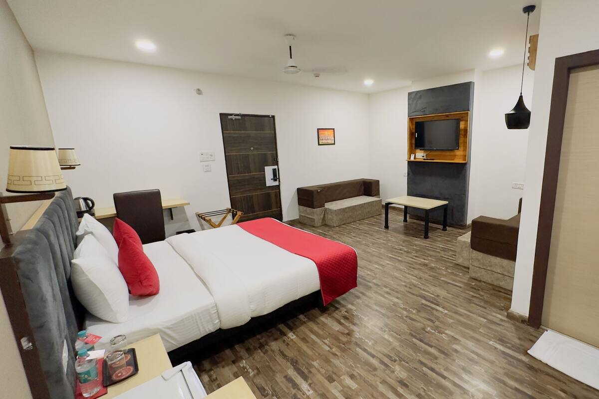 Premium Room | Desk, laptop workspace, blackout drapes, soundproofing