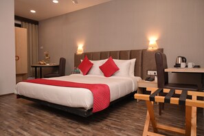 1 bedroom, desk, laptop workspace, blackout drapes