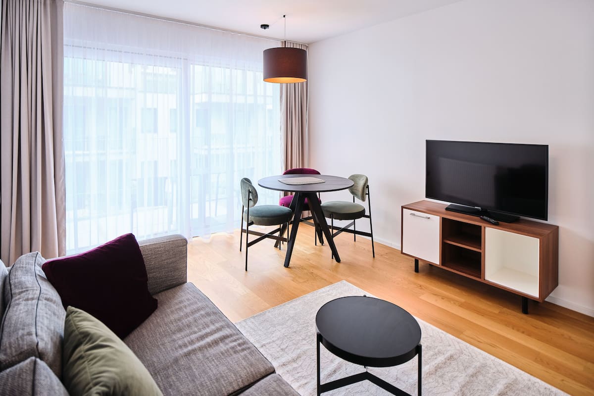 Departamento Deluxe | Área de sala de estar | Televisión de pantalla plana