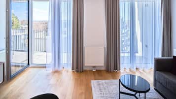 Business Apartment | Living area | Flat-screen TV