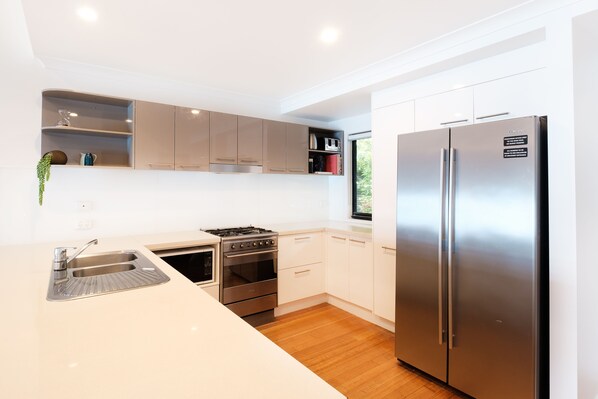 Fridge, microwave, oven, stovetop - Shorelines 30 (Hamilton Island)