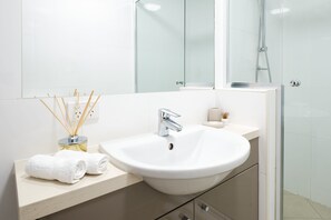 Haartrockner, Handtücher, Toilettenpapier
