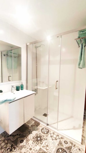 Dusche, Haartrockner, Handtücher, Seife